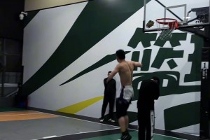 人这么好看还会打球这突破是真犀利 三分也够准